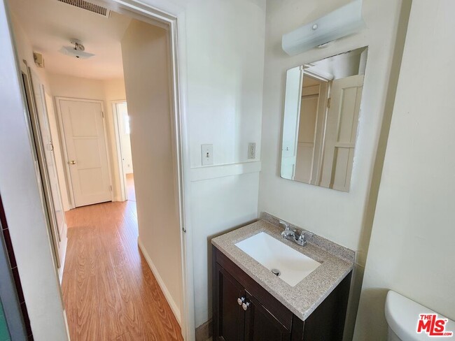 Building Photo - 5264 Cahuenga Blvd