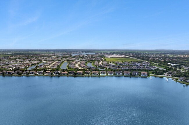 Building Photo - 8545 Watercrest Cir E