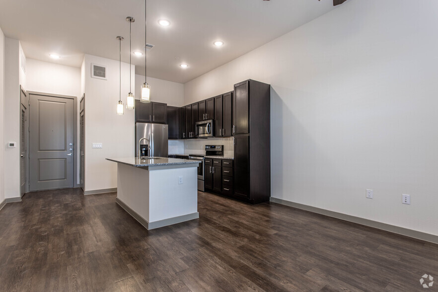 1 BR, 1 BA - 682 SF - Orleans at Fannin Station