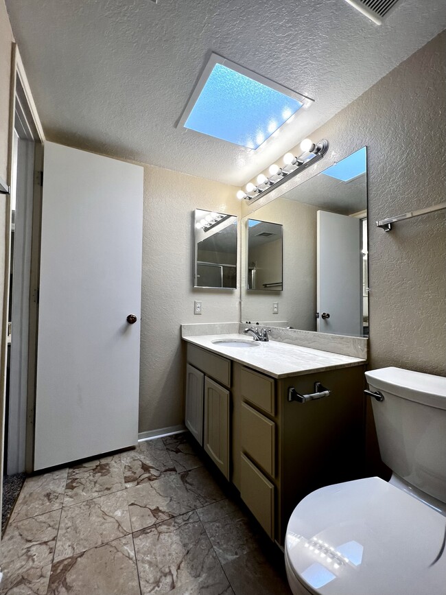 Building Photo - 2024 S Birdie Cir