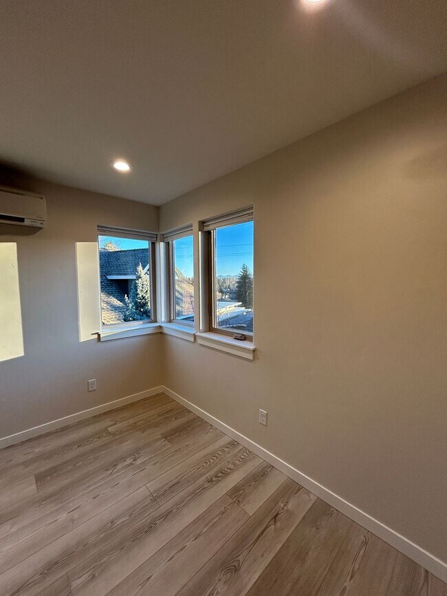 Building Photo - 1079 NW Quincy Ave