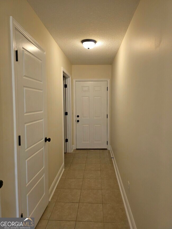 Building Photo - 516 Hide-A-Way Lk Lp