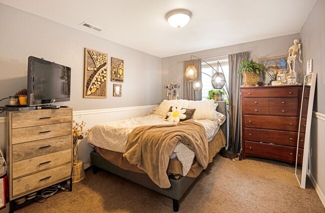 Building Photo - Gorgeous 4 Bed / 3 Bath Home on Hermione Lane!