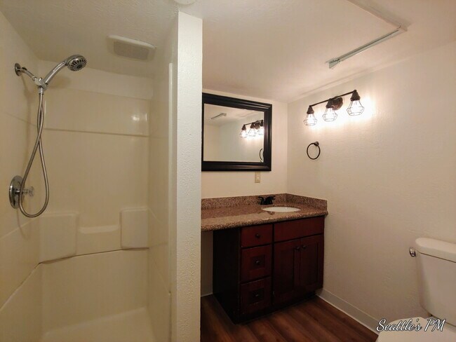 Building Photo - "Spacious 3-Bed Oasis with 2 Full Baths in Prime Seattle Location – 1800 Sq Ft of Comfort!"