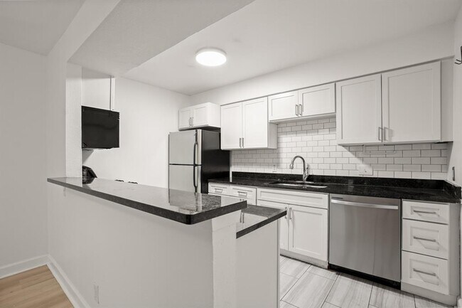 Building Photo - 2020 S Congress Ave