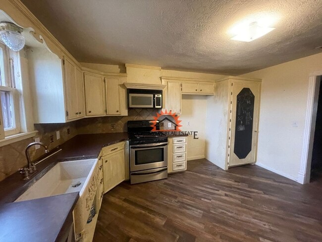 Building Photo - Charming Country home. 2 bed 1 bath