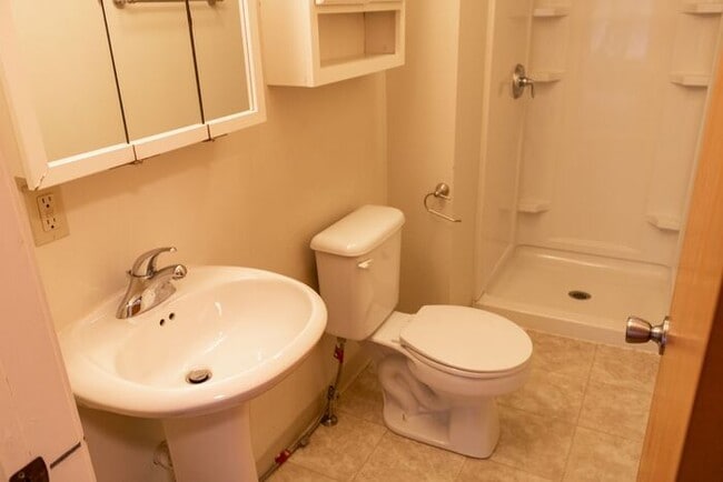 Building Photo - $2,100 | 3 Bedroom, 2 Bathroom House | Pet...
