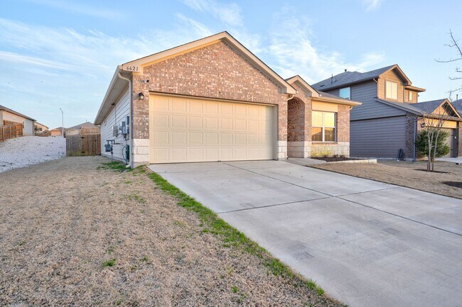 Building Photo - Warm & Spacious 3 Bed, 2 Bath Home with Fenced Backyard