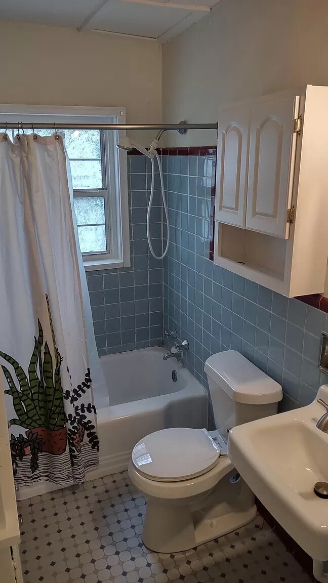 Building Photo - 211 Garden Ln