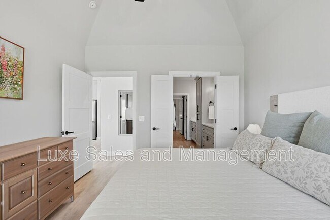 Building Photo - 4200 Abbey Pk Dr