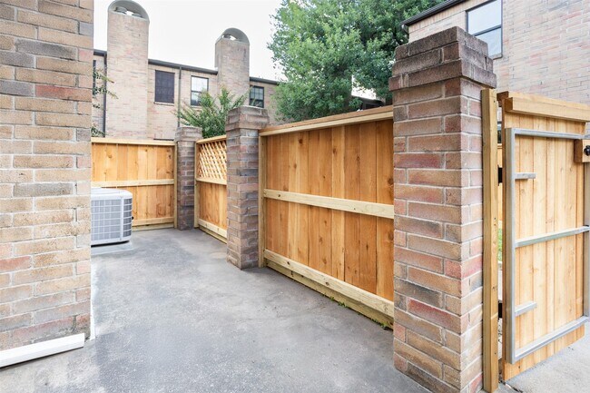 Building Photo - 9800 Pagewood Ln