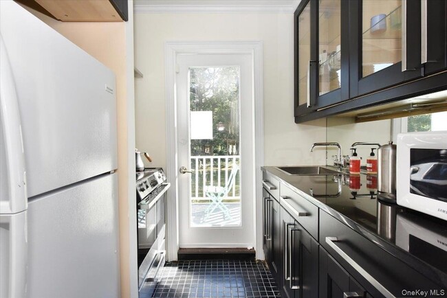 Building Photo - 3 Mill Pond Ln