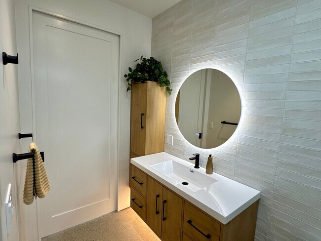 Building Photo - 1910 Raymond Ln