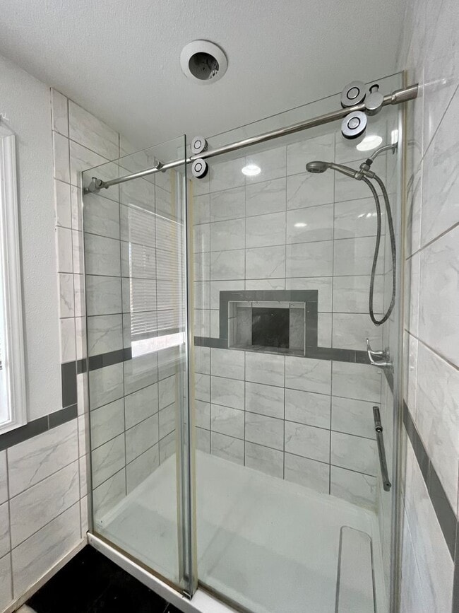 Building Photo - Renovated 4 bedroom home for rent