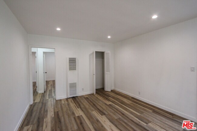 Building Photo - 12942 Moorpark St