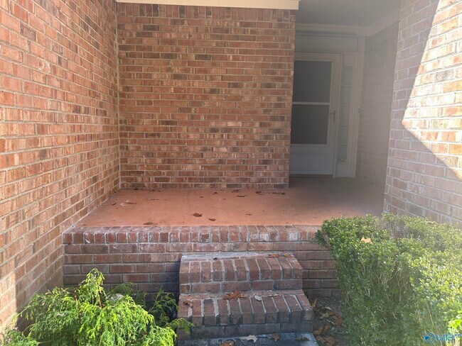 Building Photo - 2012 Fairway Hills Dr