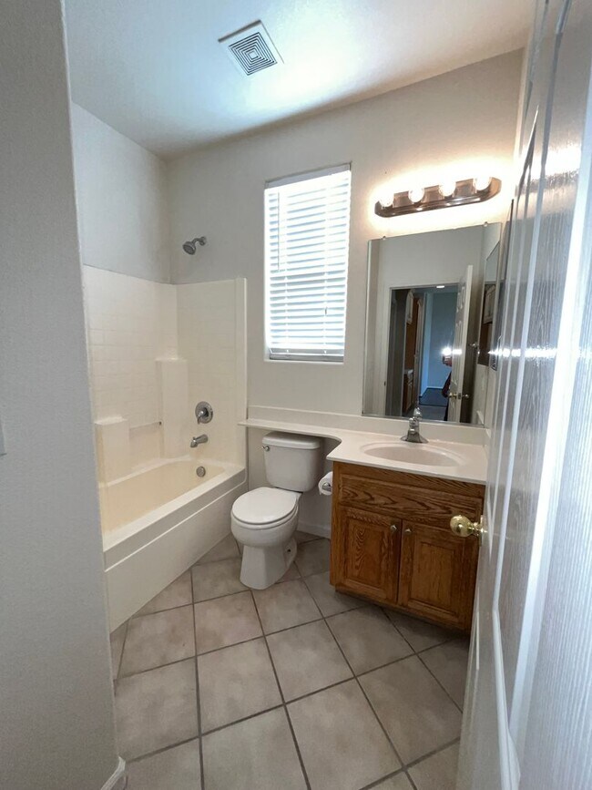 Building Photo - Charming 4BR/3BA/1921SF - Tenant Pays $195...