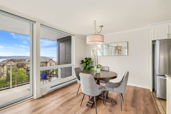 Dining area - 500 W Olympic Pl