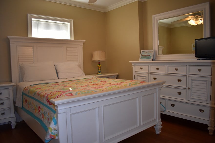 2nd bedroom with queen bed - 3 15th St