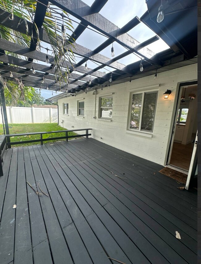 Building Photo - 4390 Maple St NE