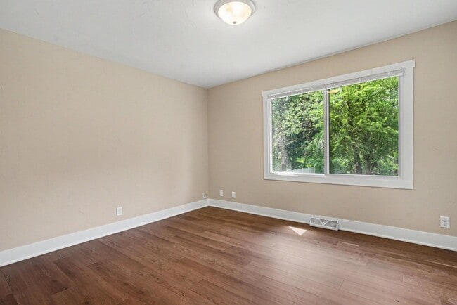 Building Photo - 132 Scotts Dr