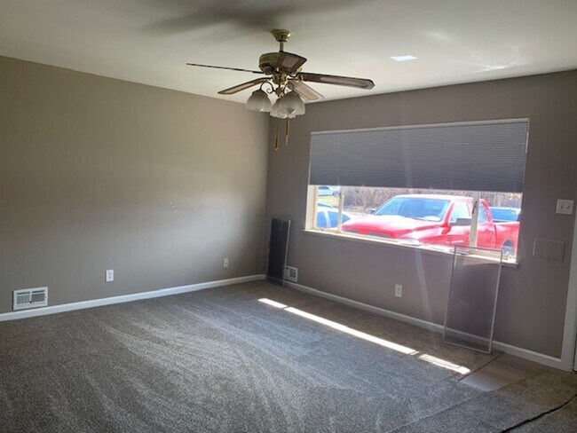 Building Photo - 3 bed 2 bath Ranch w/ finished basement in...