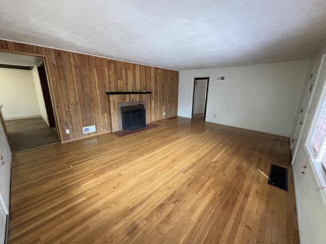 Building Photo - 2 Story Bungalow on River Rd.
