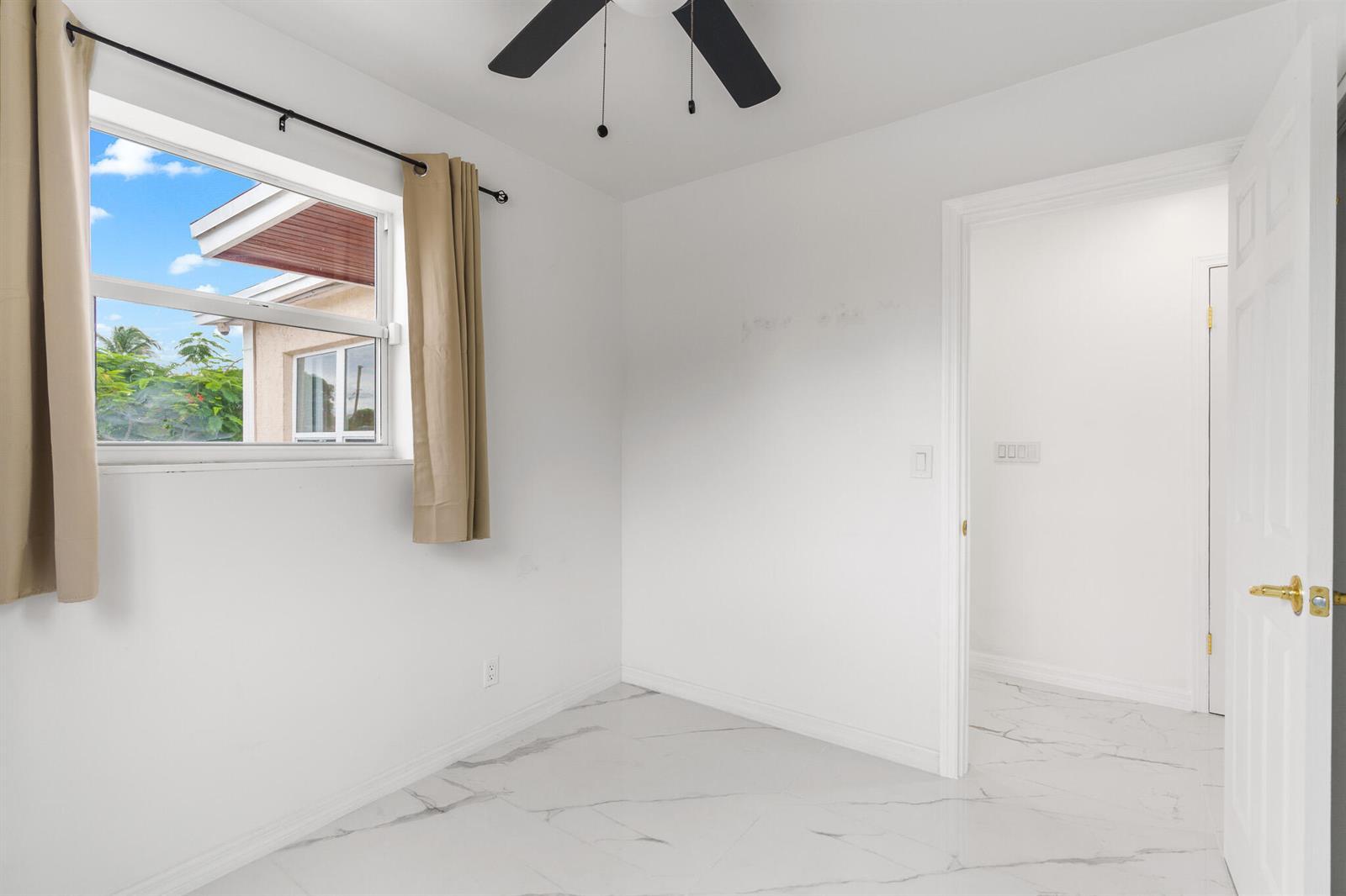 Building Photo - 201 NE 28th Ct