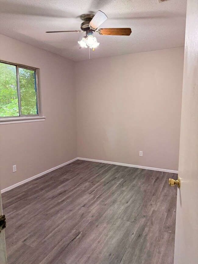 Building Photo - 905 Forest Dale Ln