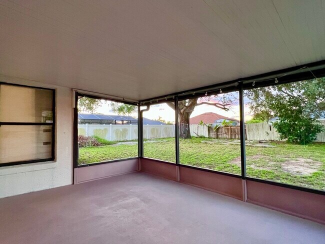 Building Photo - Spacious 3 bedroom 2 bath 2 car garage hom...