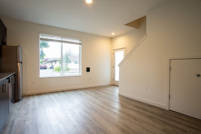 Building Photo - GET $300 + ONE MONTH FREE!! Rare 3 Bed, 2 ...