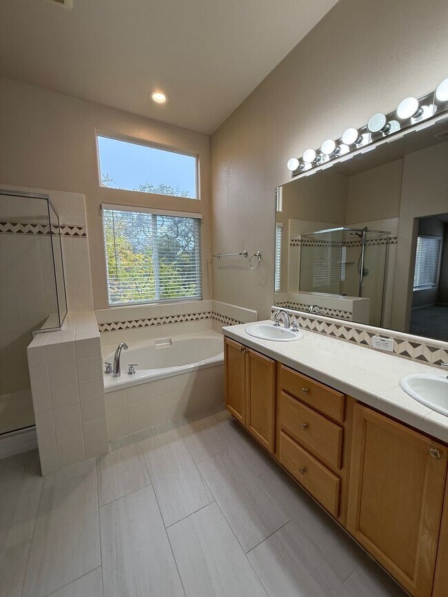 Building Photo - ** Move In Special, $1,000.00 Off First Month's Rent! ** Spacious 4 Bedroom Home for Rent in Desi...