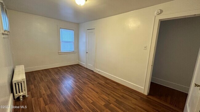 Building Photo - 46 Circular St