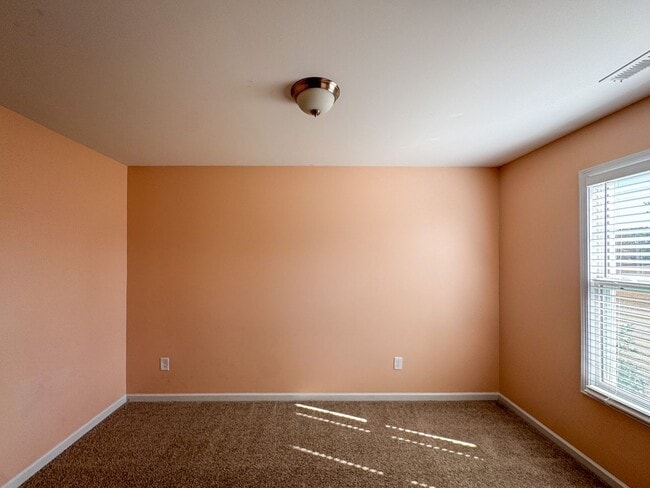 Building Photo - Spacious 4 Bed 2.5 Bath Home with Flex Rooms