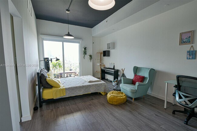 Building Photo - 10 SW South River Dr