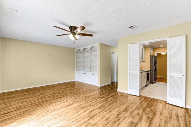 Building Photo - 3 BD / 2.5 BR Townhome in Memorial Club co...