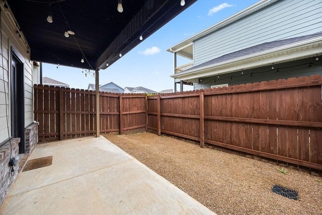 Building Photo - 1721 W Whitney Ln