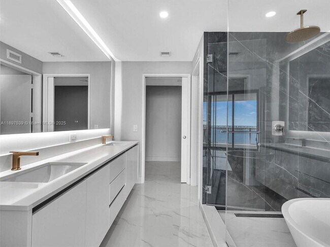 Building Photo - 700 NE 24th St