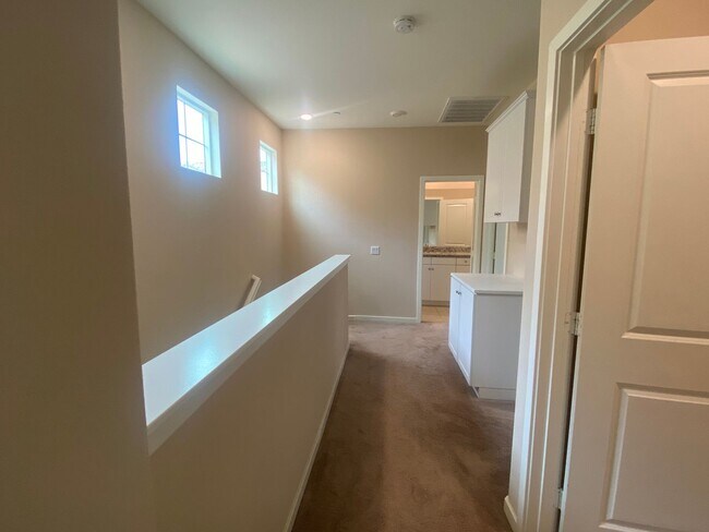 Building Photo - 4 Bedroom Town Home in Willow Heights Diam...