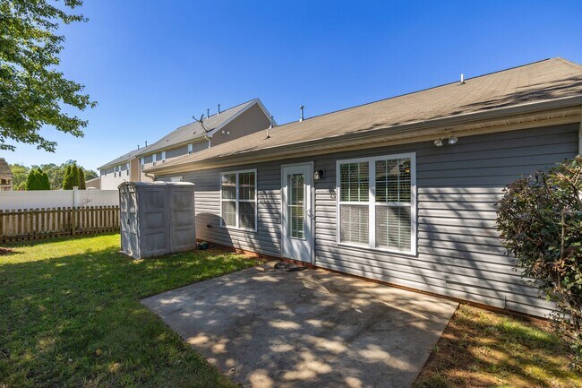 Building Photo - Charming Residence with Modern Amenities and Community center access