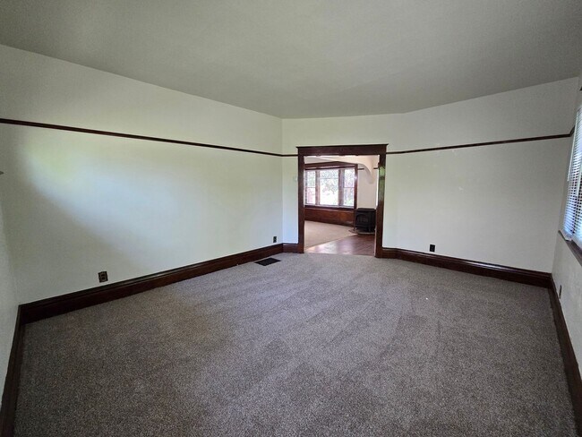 Building Photo - Garland District Home!