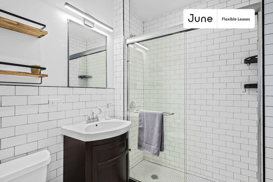 Building Photo - Charming Private ROOM in Greenpoint