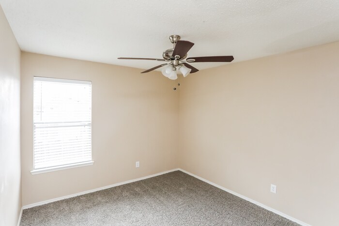 Building Photo - 2214 Sumac Dr