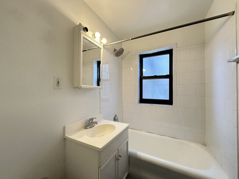 Building Photo - 562 W Arlington Pl