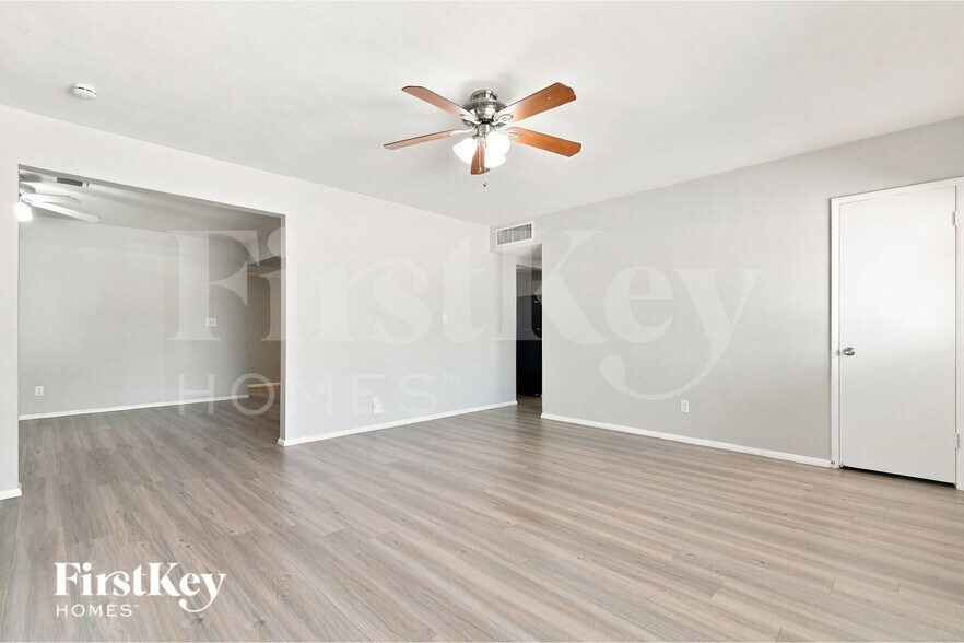 Building Photo - 1439 W 7th St