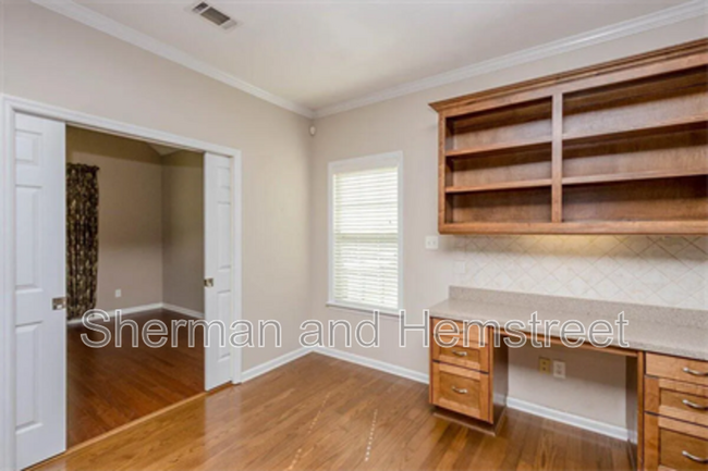 Building Photo - 2002 Amberley Dr