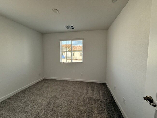 Building Photo - 3 BED 2.5 BATH 2 CAR GARAGE TOWNHOUSE IN CADENCE HENDERSON WITH LOFT