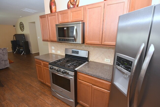 Building Photo - BEAUTIFUL 3 BEDROOM 2 BATH WITH WOOD TILE ...