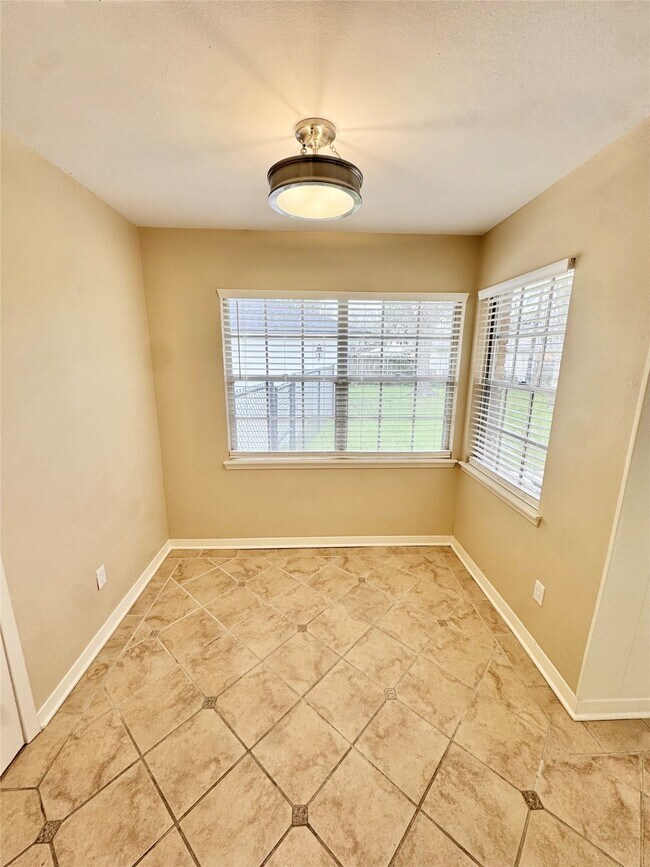 Building Photo - 8218 Edgemoor Dr