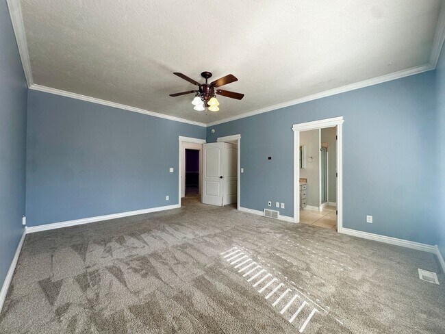 Building Photo - Stunning 6 Bed / 3 Bath | Great Location | Expansive Living Space